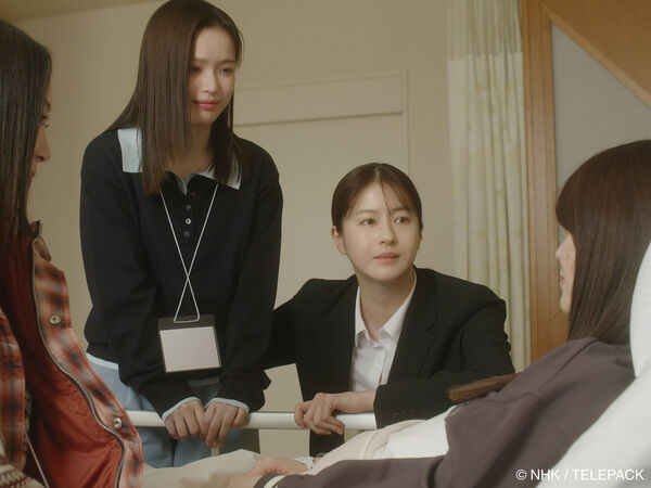 ▲《對決》松本若菜（右二）帶著女兒（左二）探望在醫大遭受性騷擾企圖自殺的女學生。（圖／Hami Video提供）