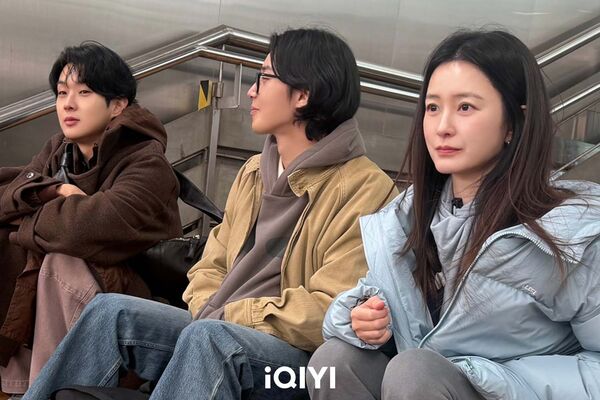 ▲▼直播當眾被綁走！3位大咖巨星鄭裕美、朴敘俊與崔宇植「連內褲都沒帶」被抓走。（圖／愛奇藝國際版提供）