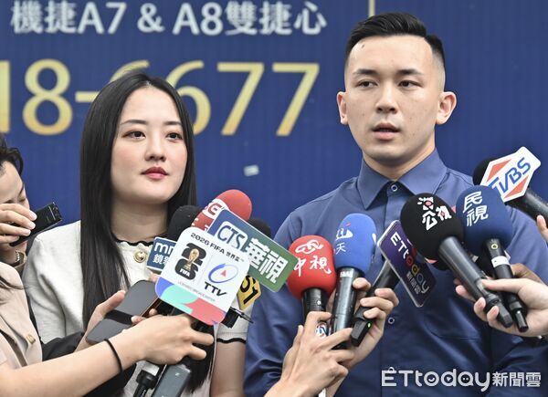 ▲▼愛爾麗醫美集團驚爆診間疑藏針孔偷拍案，愛爾麗自救會律師李欣庭(左)受訪，右為理然法律事務所法務主任嚴寬。（圖／記者李毓康攝）
