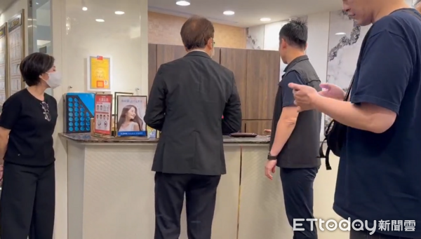 ▲▼光澤診所板橋中山店遭爆疑似裝設針孔，遭檢方搜索。（圖／記者陸運陞翻攝）