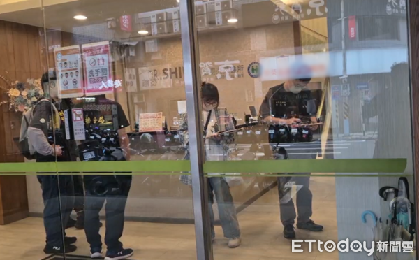 ▲▼光澤診所板橋館前店遭爆疑似裝設針孔，遭檢方搜索。（圖／記者陸運陞翻攝）