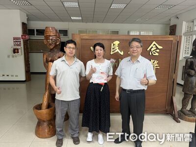 歡慶母親節送上康乃馨 暖心和平警長致敬警察媽媽