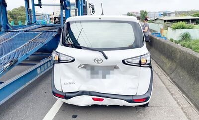台66線自小客被撞後「追尾前車」屁股凹陷畫面曝　肇事者跑了
