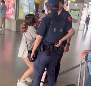 沒買票硬要坐火車被警勸阻！短褲女竟嘟嘴托腮...裝可愛賣萌