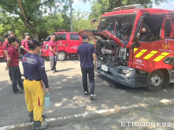 ▲台南市政府消防局啟動消防車輛駕駛安全訓練，於六甲工研院燃燒櫃場地前斜坡處進行實地演練。（記者林東良翻攝，下同）