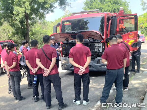 ▲台南市政府消防局啟動消防車輛駕駛安全訓練，於六甲工研院燃燒櫃場地前斜坡處進行實地演練。（記者林東良翻攝，下同）