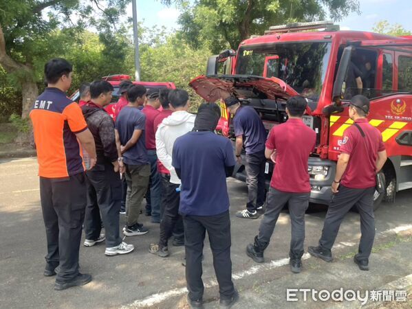 ▲台南市政府消防局啟動消防車輛駕駛安全訓練，於六甲工研院燃燒櫃場地前斜坡處進行實地演練。（記者林東良翻攝，下同）