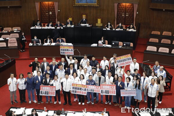 ▲三班醫護比入法。（圖／記者湯興漢攝）