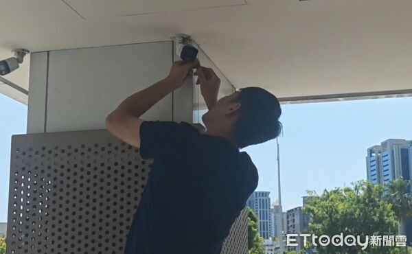 ▲愛爾麗高雄中山店門口監視器遭警方拔下。（圖／記者賴文萱翻攝）