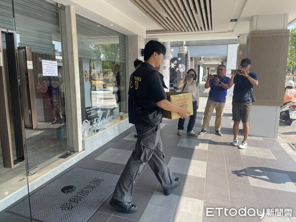 ▲新興分局偵查隊、刑大科偵隊前往愛爾麗中山店搜索調查帶回一箱證物。（圖／記者許宥孺翻攝）