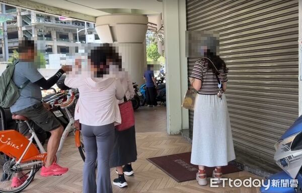 ▲愛爾麗高雄博愛店中午突然拉下鐵捲門，消費者進不去。（圖／記者陳宏瑞攝）