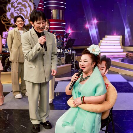 ▲白冰冰被陽帆環抱。（圖／民視提供）