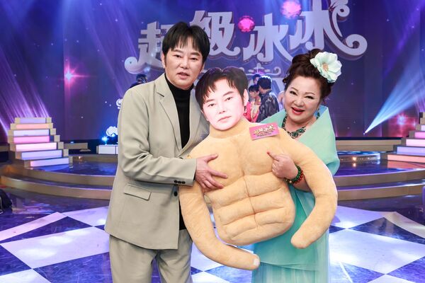 ▲白冰冰被陽帆環抱。（圖／民視提供）