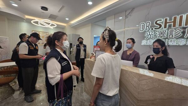 ▲▼警方、衛生局人員稽查「光澤診所」宜蘭羅東店，。（圖／民眾提供，下同）
