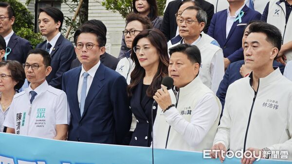 ▲藍白黨團召開記者會，國民黨主席鄭麗文、民眾黨主席黃國昌出席。（圖／記者陳煥丞攝）
