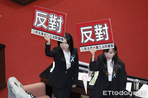 ▲▼爭議多時的軍購特別條例，8日在藍白人數優勢下通過藍白共同版本。事後民眾黨主席黃國昌、國民黨主席鄭麗文與兩黨立法委員共同召開記者會。（圖／記者湯興漢攝）