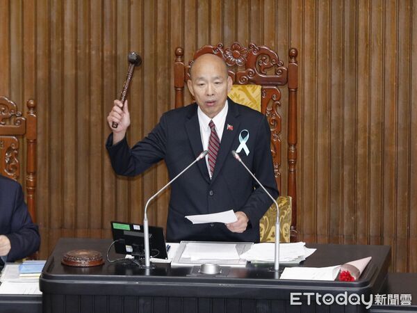 ▲▼爭議多時的軍購特別條例，8日在藍白人數優勢下通過藍白共同版本。事後民眾黨主席黃國昌、國民黨主席鄭麗文與兩黨立法委員共同召開記者會。（圖／記者湯興漢攝）