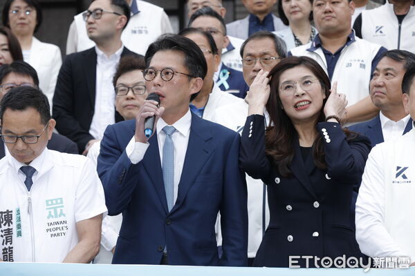 ▲▼爭議多時的軍購特別條例，8日在藍白人數優勢下通過藍白共同版本。事後民眾黨主席黃國昌、國民黨主席鄭麗文與兩黨立法委員共同召開記者會。（圖／記者湯興漢攝）