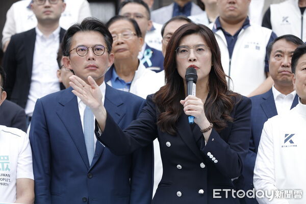 ▲▼爭議多時的軍購特別條例，8日在藍白人數優勢下通過藍白共同版本。事後民眾黨主席黃國昌、國民黨主席鄭麗文與兩黨立法委員共同召開記者會。（圖／記者湯興漢攝）
