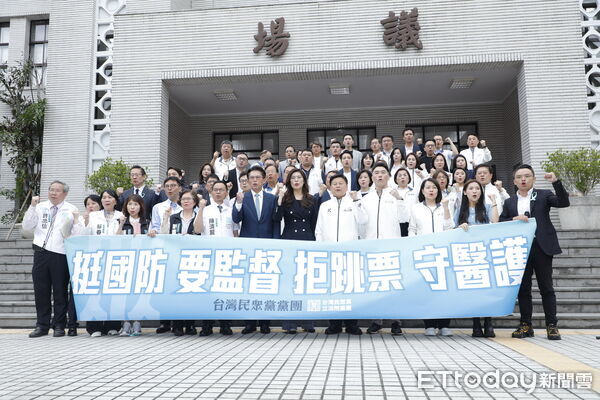 ▲▼爭議多時的軍購特別條例，8日在藍白人數優勢下通過藍白共同版本。事後民眾黨主席黃國昌、國民黨主席鄭麗文與兩黨立法委員共同召開記者會。（圖／記者湯興漢攝）
