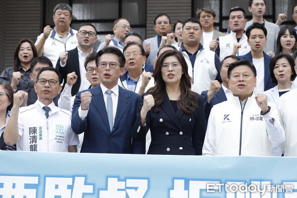 ▲▼爭議多時的軍購特別條例，8日在藍白人數優勢下通過藍白共同版本。事後民眾黨主席黃國昌、國民黨主席鄭麗文與兩黨立法委員共同召開記者會。（圖／記者湯興漢攝）