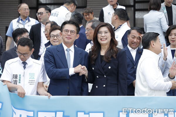 ▲▼爭議多時的軍購特別條例，8日在藍白人數優勢下通過藍白共同版本。事後民眾黨主席黃國昌、國民黨主席鄭麗文與兩黨立法委員共同召開記者會。（圖／記者湯興漢攝）