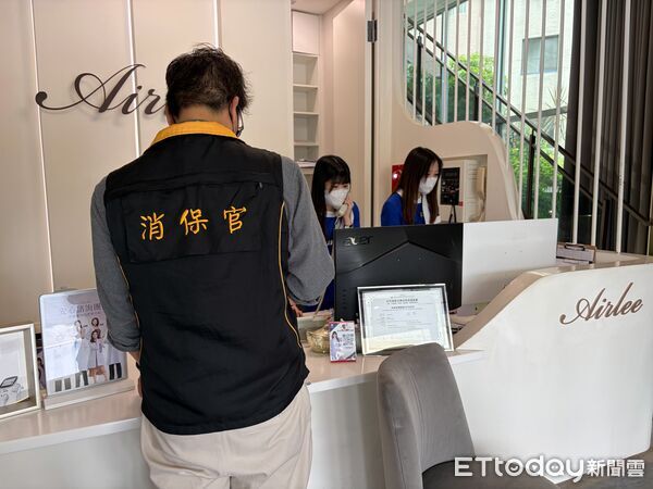 ▲連鎖醫美診所愛爾麗疑似針孔偷拍事件引發關注，台南市府消保官前往轄內3家分店了解退費情形。（記者林東良翻攝，下同）