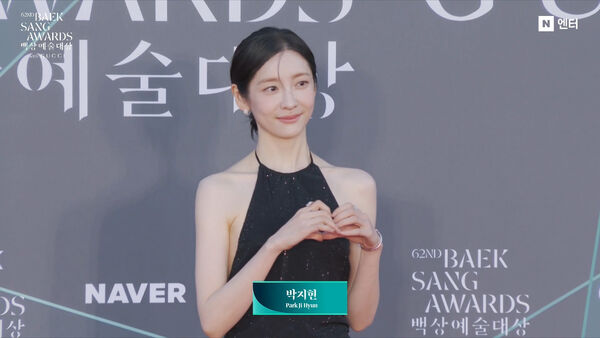 ▲朴智賢大露美背。（圖／翻攝自NAVER）