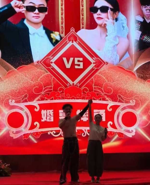 新人婚宴「搭擂台摔角」輸的做家務！賓客全看入迷　新郎揭背後原因