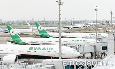 釜山搭機回國太興奮！還沒降落就狂講電話　長舌姐妹花慘了
