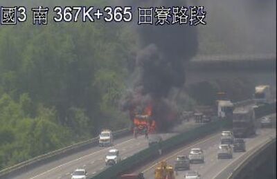 快訊／國3田寮段砂石車起火燃燒！恐怖黑煙狂竄　司機跳車急逃
