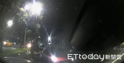 逆向對決警車!男神情渙散拒檢催油門跑了 吞10罰單恐噴22萬