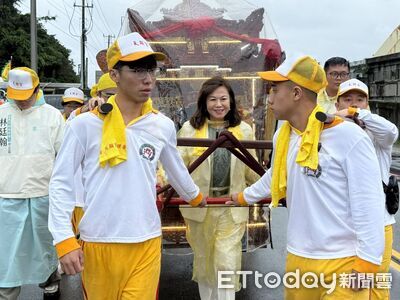 基隆天顯宮媽祖回厝平安遶境　邱佩琳參拜祈求市民安康