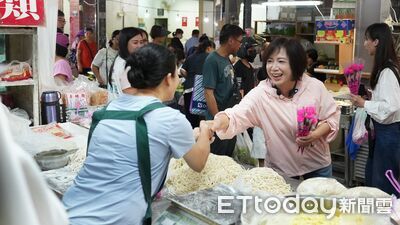 「6欣政見」做媽媽神隊友　何欣純市場送康乃馨民眾搶合照