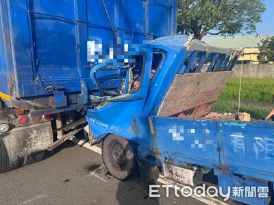 追撞前方聯結車!貨車頭「爛成碎片」畫面曝 男死女骨折重傷