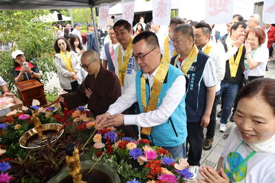 親子市集融合浴佛祈福 新北攜靈鷲山倡議珍愛地球