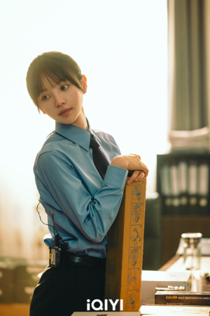 ▲《低智商犯罪》田曦薇（左一）與王驍組隊出任務。（圖／愛奇藝國際版提供）