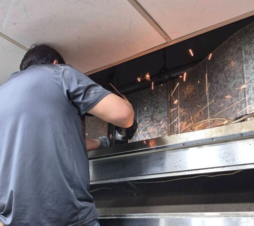 ▲▼流浪貓躲在碧潭飯店排煙管。（圖／翻攝新北市動保處網頁）