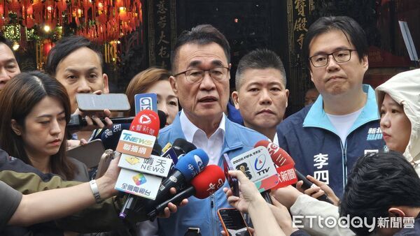 ▲▼蘇巧慧、李四川、侯友宜同框出席板橋慈惠宮天上聖母聖誕遶境。（圖／記者呂佳賢攝）