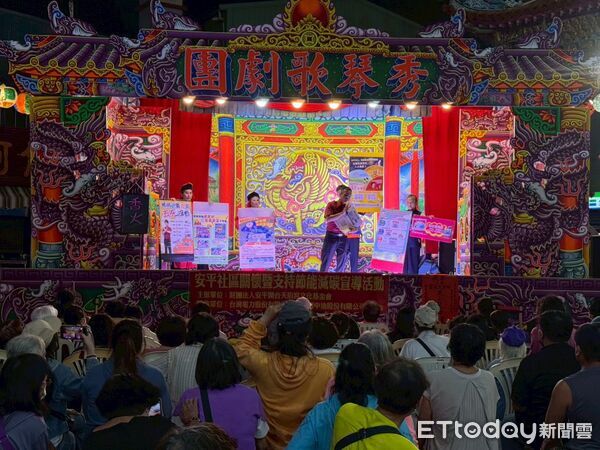 ▲台南市政府消防局第六救災救護大隊安平分隊結合開台天后宮歌仔戲活動，辦理「聽戲也要防火災」防火宣導。（記者林東良翻攝，下同）