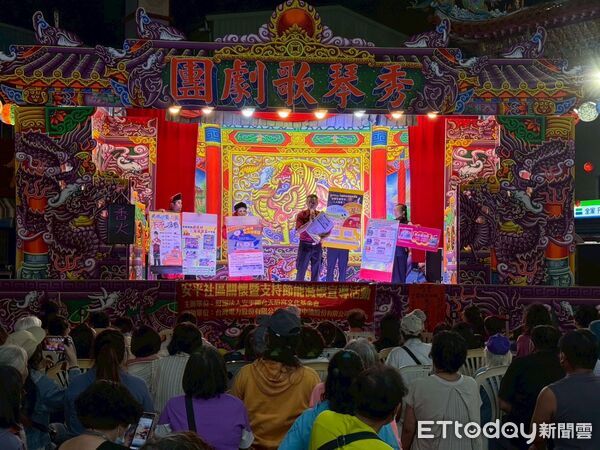 ▲台南市政府消防局第六救災救護大隊安平分隊結合開台天后宮歌仔戲活動，辦理「聽戲也要防火災」防火宣導。（記者林東良翻攝，下同）