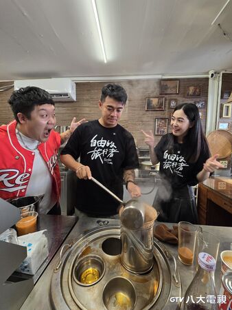 ▲豆比登(右起)融融與黃可欣。（圖／八大提供）