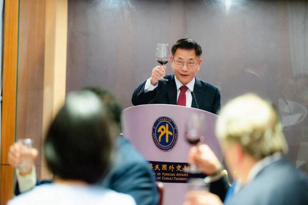 ▲▼「因應跨國鎮壓國際研討會」，外交部常務次長葛葆萱於外交部款宴與會貴賓。（圖／外交部提供）
