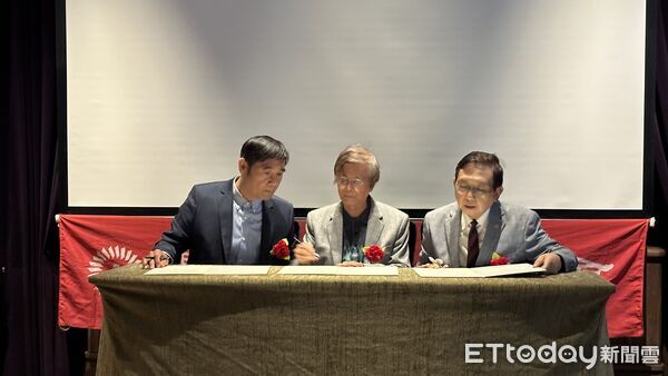 ▲台陽美術協會舉行第9屆理事長交接典禮，由郭綜合醫院總裁、知名水彩畫家郭宗正博士正式接任理事長。（記者林東良翻攝，下同）
