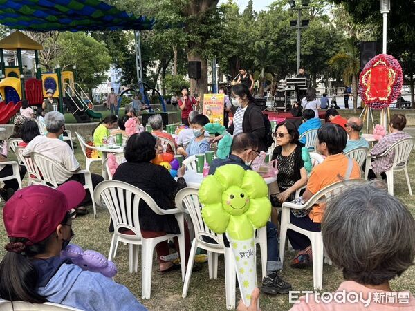 ▲台南市政府消防局第七大隊後甲消防分隊配合東區關聖里母親節草地音樂會設置消防宣導攤位，向民眾推廣住警器觀念。（記者林東良翻攝，下同）