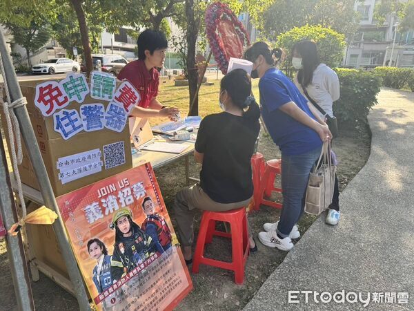 ▲台南市政府消防局第七大隊後甲消防分隊配合東區關聖里母親節草地音樂會設置消防宣導攤位，向民眾推廣住警器觀念。（記者林東良翻攝，下同）