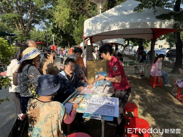 ▲台南市政府消防局第七大隊後甲消防分隊配合東區關聖里母親節草地音樂會設置消防宣導攤位，向民眾推廣住警器觀念。（記者林東良翻攝，下同）