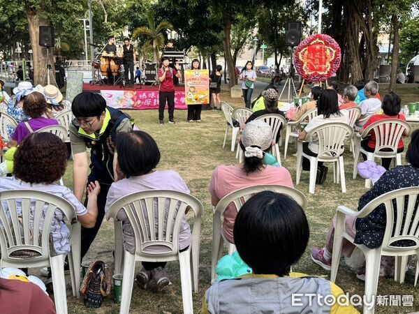 ▲台南市政府消防局第七大隊後甲消防分隊配合東區關聖里母親節草地音樂會設置消防宣導攤位，向民眾推廣住警器觀念。（記者林東良翻攝，下同）