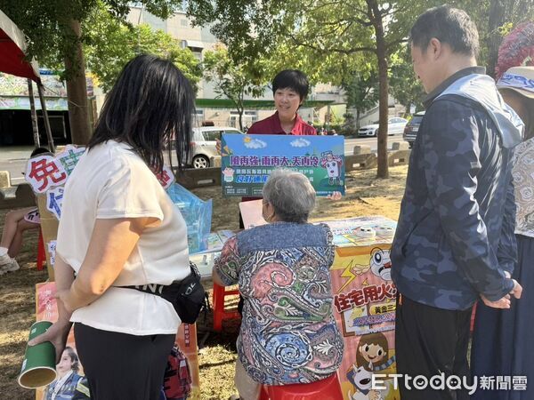 ▲台南市政府消防局第七大隊後甲消防分隊配合東區關聖里母親節草地音樂會設置消防宣導攤位，向民眾推廣住警器觀念。（記者林東良翻攝，下同）