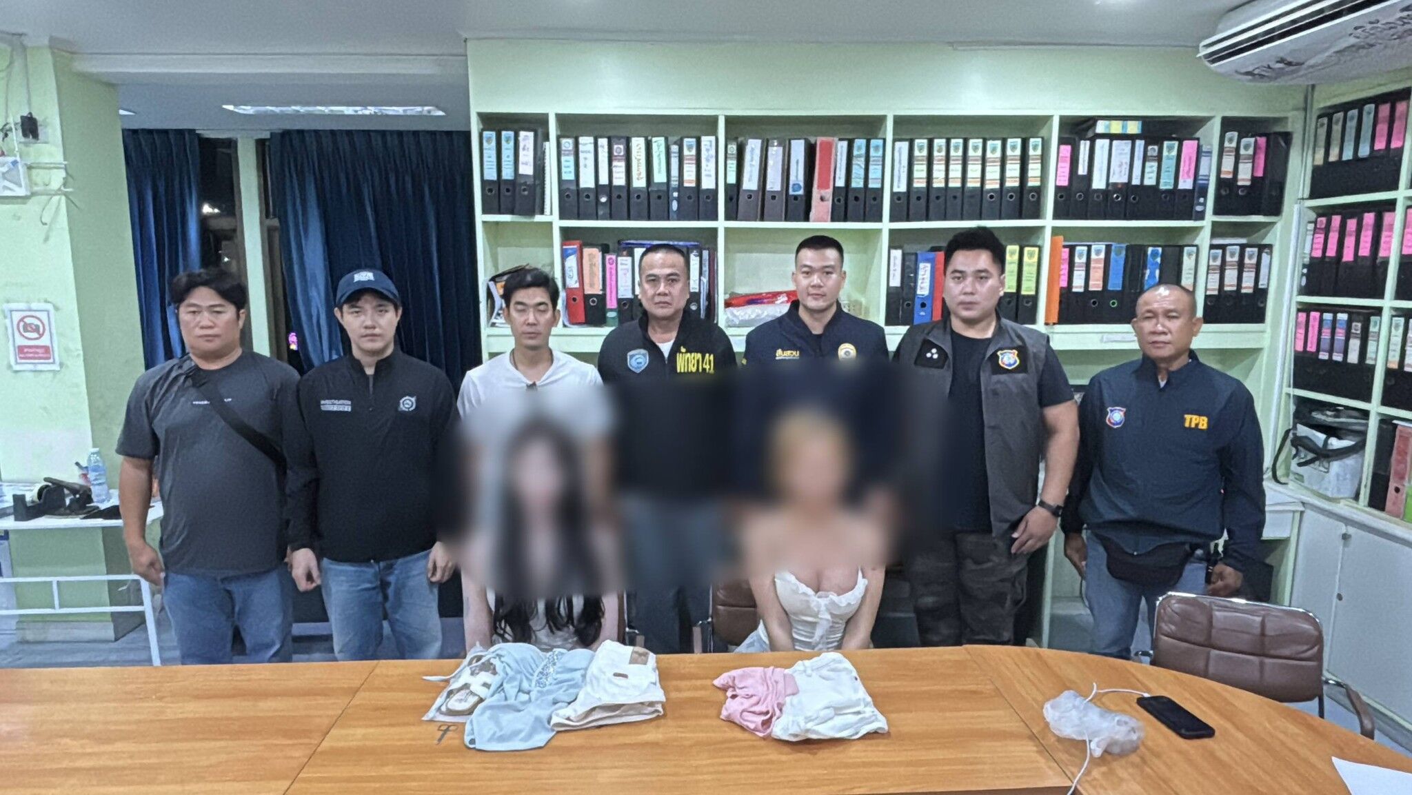 ▲▼澳男約2妹交流變鬥劍。（圖／翻攝臉書／The Pattaya News）